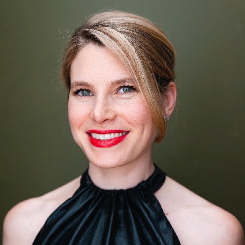 Lauren Headshot